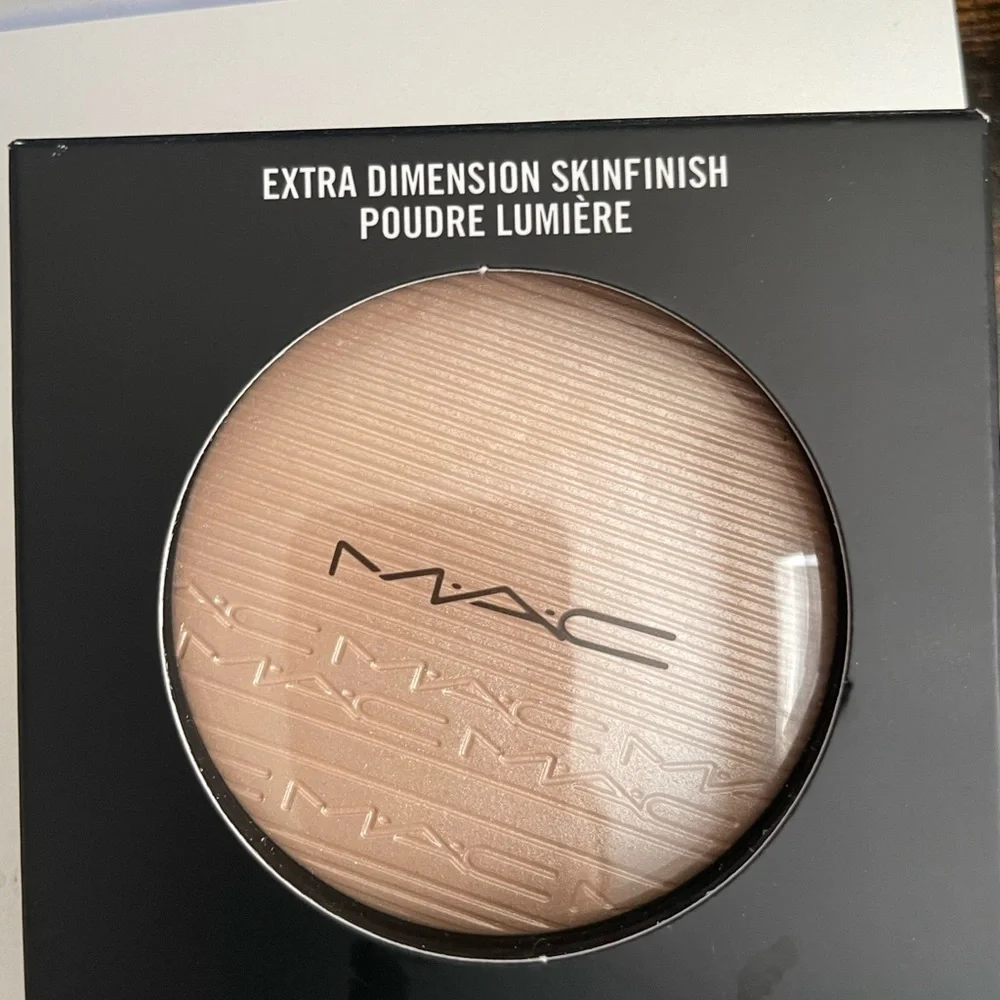 BNIB MAC Extra Dimension Skinfinish - Picture 1 of 3